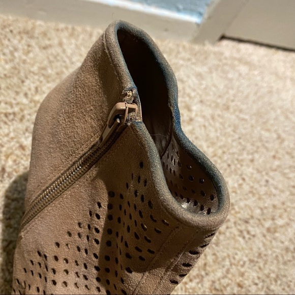 Audrey Brooke tan peep toe heeled booties size 6.5 - Picture 7 of 11